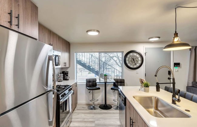 Charming 2BR w King Queen Close to SLC - Foto 8