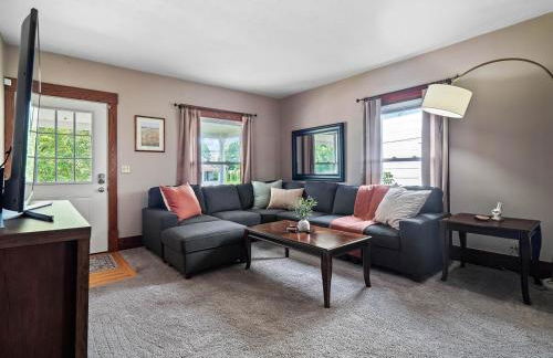 Historic District w Fully Stocked Kitchen and Sleeps 6 - Photo 6