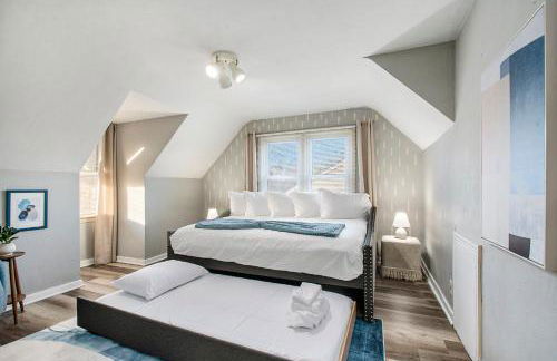 Tahanan - Cozy 4BD Near Downtown & UND - Gameroom - Foto 34