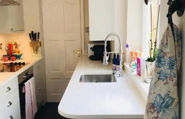 Colourful 2 bed 2 bath Tooting house - Photo 3