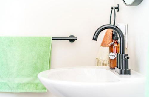 Jungle House Chillicothe Sleeps 24 Downtown Ohio Free Parking - Walk to Historic District - 5BR Luxury Home - Pet Friendly - King Beds - Over 5,800 Five Star Stays - Foto 28