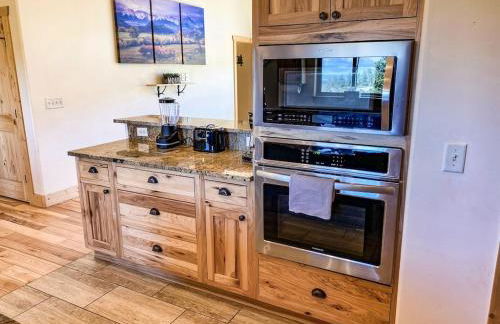 New! Beautiful, Spacious Modern Home on a Large Acreage - Peaks & Prairies Retreat - Foto 24