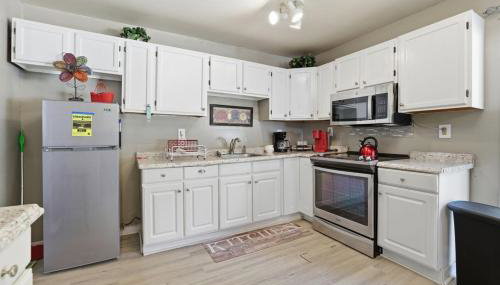 Next Stop! Comfort! 3 BR Near Amtrak Station! - Foto 3, stove