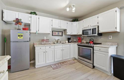 Next Stop! Comfort! 3 BR Near Amtrak Station! - Foto 3