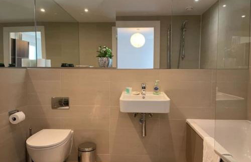 2-bed 2-bath Greenwich Apartment with balcony & lift - Photo 65