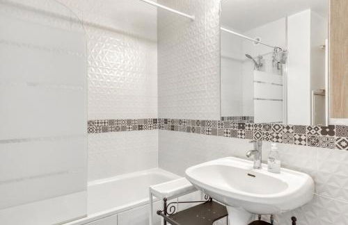 4 min walk to Metro, 60m², renovated, La Défense - Photo 16