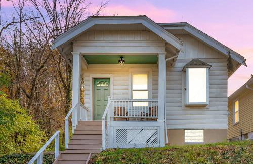 Cozy Cottage In The Heart Of Hyde Park 1 Bedroom Home by RedAwning - Photo 1