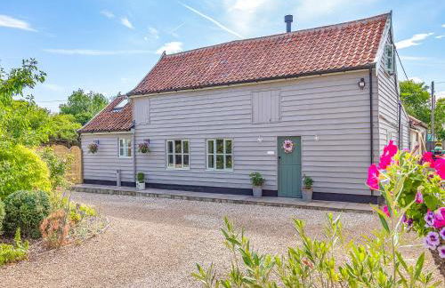 Queens Barn - Photo 1