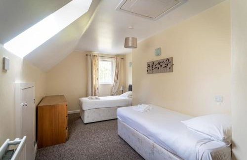 Norbury, woodland lodge with hot tub for 12 - Foto 7