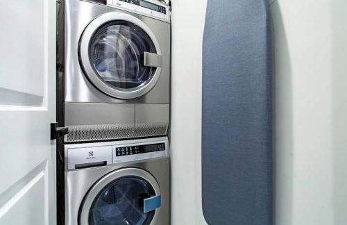 Centrally-Located Well-Decorated Solar-Powered - Foto 12