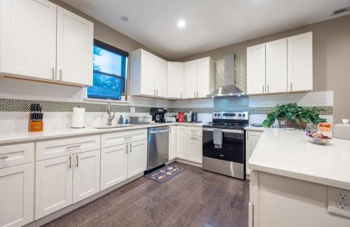 Near Downtown-2 En-Suites - Garage - Sleeps 9 - Foto 8