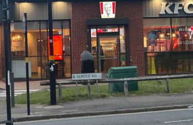 Double bed Quinton ,Studio Fast WiFi,Netflix, No deposit Required - Foto 15