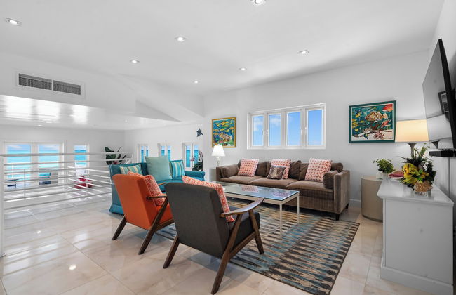 Modern, Stunning & Bright Central Beach Villa - Photo 8