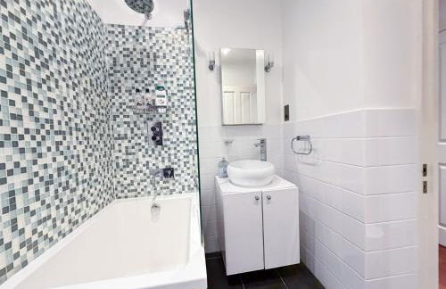 Luxury 3-Bed Apartment in Marylebone near Oxford Street & Baker Street by Staylio - Foto 28