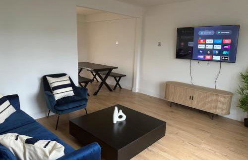 Modern Home with Games Room, Watford - Foto 6