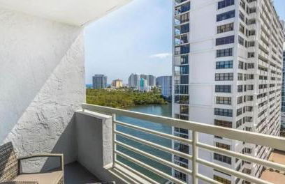 Modern Condo by the Beach, Water Taxi Stop, Prime Location! - Foto 9