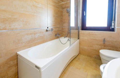 GuestHost - Bright Apartment with Terrace - Photo 22