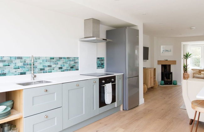 Mariners Stylish Beachside Getaway With Sea Views - Photo 69