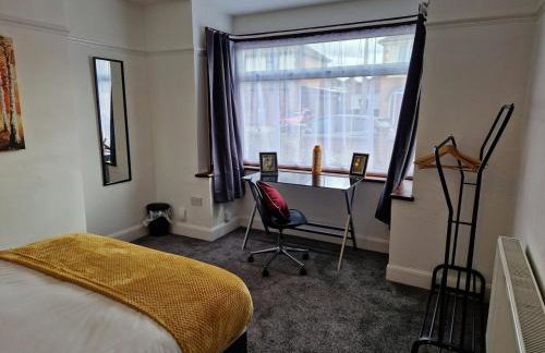 Stylish 4BR House, Sleeps 7, High-Speed Wi-Fi, Long Stay Friendly - Foto 20