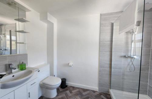 Kennedy Villa - 5 Bedroom House with Hot Tub, WiFi, Free parkings, Close to Bicester Village - Foto 19