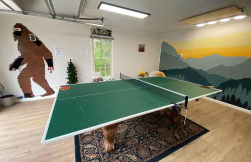 Peak-a-Blue Cabin - Watch Movies from Hot Tub, Mountain View, Bigfoot Bunker Game Room, Fire Pit, Oversized Deck, Screened-in Porch - Foto 13