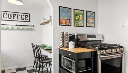 Visit the Beach from a Historic Downtown Apartment - NRP21-00092 - Foto 5, minibar