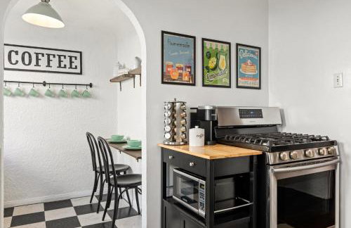 Visit the Beach from a Historic Downtown Apartment - NRP21-00092 - Foto 5