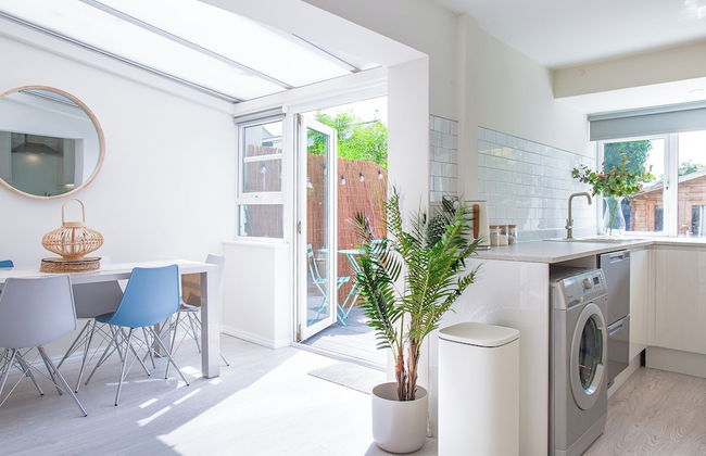 Stunning Townhouse with Large Garden - Photo 23