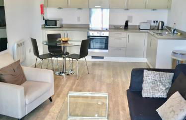 New Central Woking 1 and 2 Bedroom Apartments with Free Gym, close to Train Station - Photo 1