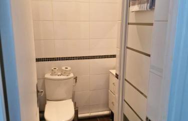 Renovated Gem 15 mins train to Paris - Foto 10