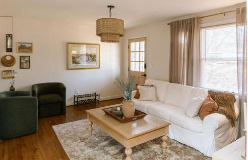 Speakeasy, Hot Tub, Putt Putt, Outdoor Theatre, 8 minutes from Downtown Greenville - Foto 12