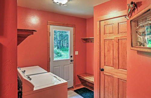 Secluded Birnamwood Cottage with Deck and River Views! - Foto 17