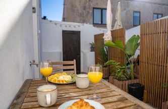 Cozy Old Town Apartment with Sunny Terrace - Photo 15