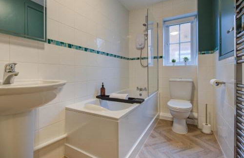 Central 3-Bedroom House Sleeps 5 with Parking - Foto 10