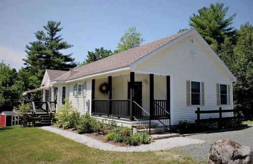 Spacious Ranch-Style Retreat with Private Deck, Nestled in Nature Near Acadia, Hancock Maine - Foto 1
