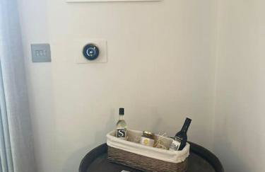 Unique one bedroom guest house with free parking - Photo 11