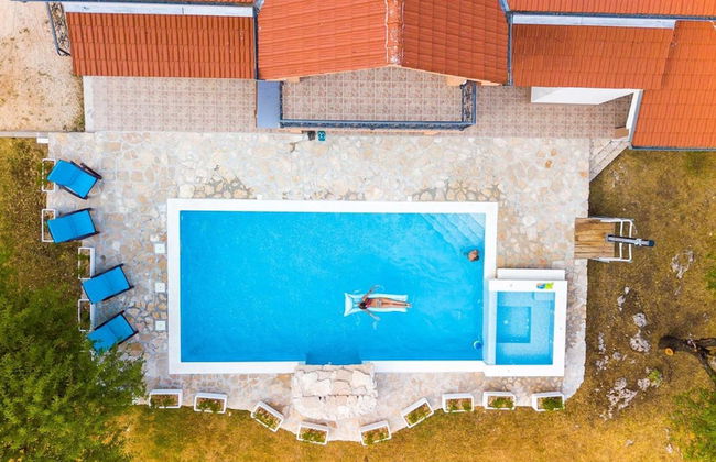 Secluded Holiday Home With Pool and Hot Tub - Foto 16