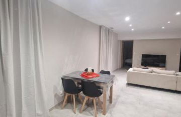 SUPERBE APPARTEMENT porte de la Cité Médiévale à SOMMIERES entièrement rénové très bien équipé 6 pers balcon clim parking privé devant - Foto 15