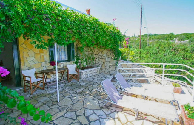 Dolphin Studio Swimming Pool Walk to Beach Sea Views A C Wifi Car Not Required - 559 - Foto 13