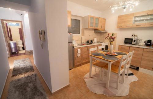 Mary's Downtown Home - a stroll away from Mount Vermio - Photo 28