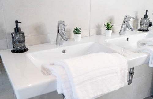 River Lux Loft - 5min to HBF - Photo 18