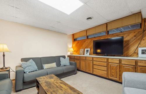 Large 2 Floor Condo, Pool Pass, Beach Club, walk to Shanty Creek - Foto 22