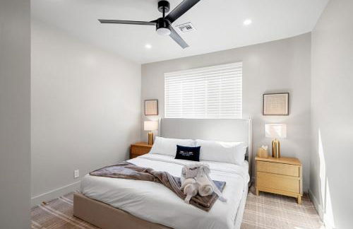 New Luxe Riverfront Home, Launch & Dock, Gamerooms - Foto 39