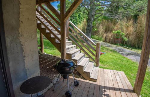 Cabin on the New River with Easy Steps to the River,Hot Tub, Fire Pit - Photo 23