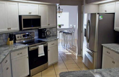 Spacious 4-bedroom 2-bath Abode - Foto 24
