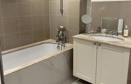 3 Bed Cottage - Sleeps 6 - Pets - Parking - Wifi - Foto 9