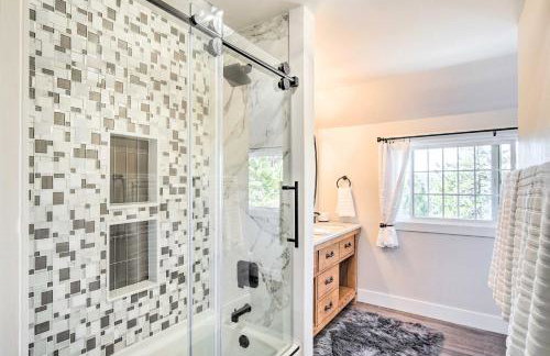 Chic Lake House with Furnished Deck and Hot Tub! - Foto 16