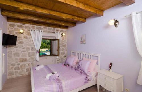 Breathtaking Scenic Villa with Pool - Photo 22