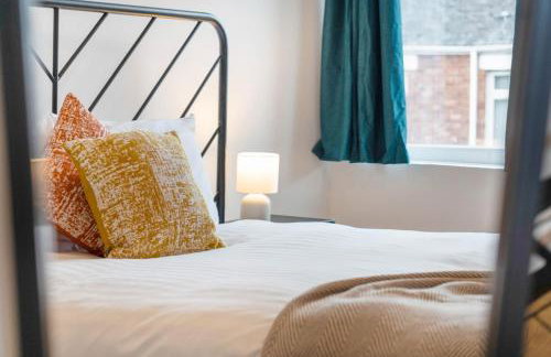 4BR House By Astra Residences Short Lets & Serviced Accommodation Stanley With Free Parking & Instant Booking - Foto 43