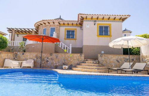 Casa Lilly-Rose, a beautiful 3 bedroom detached villa a short walk to the Villamartin Plaza & Golf course - Foto 3